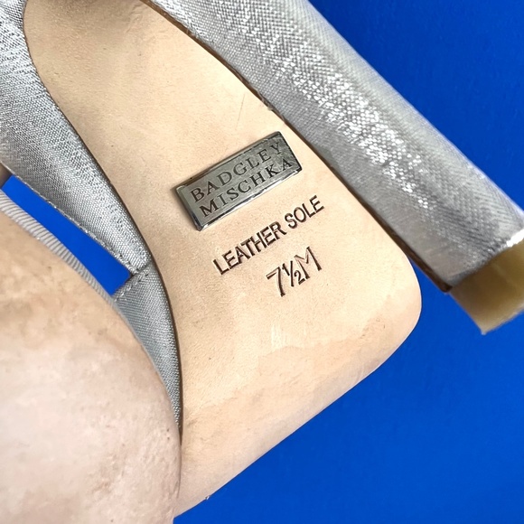 🚫SOLD! |•BADGLEY MISCHKA•| Gorgeous Satin Silver Peep Toe Hidden Platform Heel - Picture 14 of 16